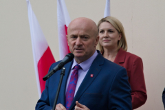 Zdjęcie przedstawia Marszałka Województwa Lubelskiego Jarosława Stawiarskiego  wypowiadającego się podczas wydarzenia