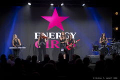 Zdjęcie przedstawia koncert zespołu Energy Girls składający się z pięciu artystek