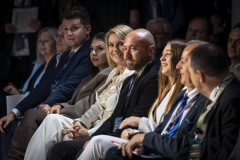 Zdjęcie przedstawia publiczność, w której można dostrzec pięściarkę Julię Szeremetę oraz Wiceprzewodniczącą Sejmiku Województwa Lubelskiego Kamilę Grzywaczewską