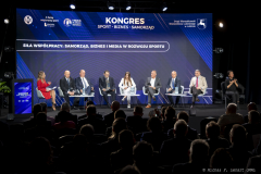 Zdjęcie przedstawia  Marszałka Województwa Lubelskiego Jarosława Stawiarskiego oraz zaproszonych gości występujących na scenie podczas konferencji