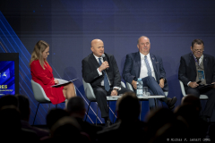 Zdjęcie przedstawia Marszałka Województwa Lubelskiego Jarosława Stawiarskiego wypowiadającego się podczas konferencji