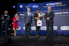 Zdjęcie przedstawia Marszałka Województwa Lubelskiego Jarosława Stawiarskiego wręczającego nagrodę
