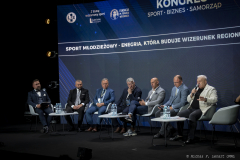 Zdjęcie przedstawia Członka Zarządu Województwa Lubelskiego Jarosława Kwaska oraz zaproszonych gości występujących na scenie podczas konferencji