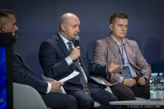 Zdjęcie przedstawia Wicemarszałka Województwa Lubelskiego Piotra Bresia wypowiadającego się podczas konferencji