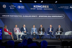 Zdjęcie przedstawia Członka Zarządu Województwa Lubelskiego Marcina Szewczaka oraz zaproszonych gości występujących na scenie podczas konferencji