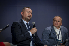 Zdjęcie przedstawia Wicemarszałka Województwa Lubelskiego Marka Wojciechowskiego wypowiadającego się podczas konferencji