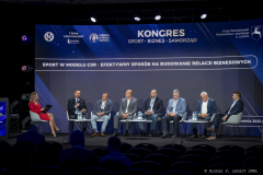 Zdjęcie przedstawia Wicemarszałka Województwa Lubelskiego Marka Wojciechowskiego oraz zaproszonych gości występujących na scenie podczas konferencji