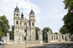 Widok od strony ulicy na kościół parafialny pw. Św. Ludwika i klasztor Paulinów we Włodawie