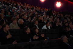 Widok na publiczność zebraną podczas premiery filmu Powstaniec 1863, na zdjęciu widoczna jest około setka osób