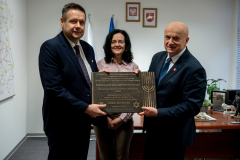 Marszałek Województwa Lubelskiego Jarosław Stawiarski, profesor Sabina Bober oraz Włodzimierz Kołton – burmistrz Ostrowa Lubelskiego trzymają tablice ku pamięci społeczności żydowskiej