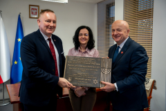 Marszałek Województwa Lubelskiego Jarosław Stawiarski, profesor Sabina Bober oraz Robert Bondyra – burmistrz Tyszowiec trzymają tablice ku pamięci społeczności żydowskiej