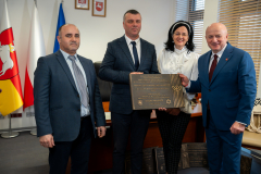 Od lewej: przedstawiciele Gminy Biszcza, Sabina Bober, Jarosław Stawiarski