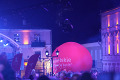 Duży czerwony balon z napisem Lubelskie Smakuj życie umiejscowiony na jednej z ulic Chełma