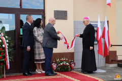 Marszałek Jarosław Stawiarski, prof. Sabina Bober, biskup Mieczysław Cisło i burmistrz Krasnobrodu Kazimierz Misztal, odsłaniają wspólnie tablicę pamieci