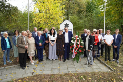 Grupowe zdjęcie uczestników wydarzenia przy pomniku z Gwiazdą  Dawida