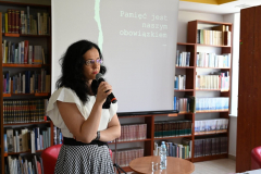 Profesor Sabina Bober prowadzi wykład w bibliotece