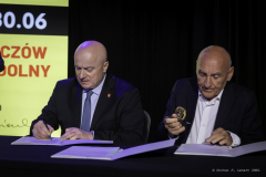Jarosław Stawiarski i Czesław Lang podpisuję umowę o organizację wyścigu Tour de Pologne Women