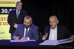 Jarosław Kwasek i Czesław Lang podpisują umowę o organizację wyścigu Tour de Pologne woman