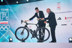 Czesław Lang przekazujący rower olimpijczykowi