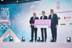 od lewej  Marszałek Województwa Lubelskiego Jarosław Stawiarski , mężczyzna w garniturze trzymający nagrodę , Marszałek Województwa Lubelskiego Jarosław Stawiarski