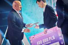 Marszałek Województwa Lubelskiego Jarosław Stawiarski podczas wręczania nagrody