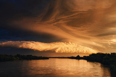 Antoni Sarba „Chmura burzowa podczas wschodu słońca” (nad Wisłą w Puławach)