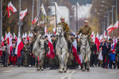 Przemarsz wojsk pieszych i konnych ulicami miasta