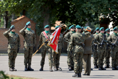 Kilkunastu żołnierzy w mundurach stoi na placu podczas musztry w trakcie wydarzenia