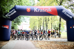 Dmuchana brama z herbem Kraśnika. Tuż za nią, liczna grupa rowerzystów.