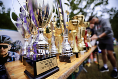 Zbliżenie na puchary czekające na rozdanie uczestnikom maratonu.