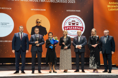 Na scenie stoi trzech laureatów tytułu Ambasadora Województwa Lubelskiego w towarzystwie Marszałka WL i dwóch posłów na Sejm RP