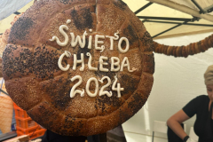 Bochenek chleba na którym znajduje się napis: Święto chleba 2024