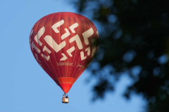 Duży balon z napisem Lubelskie Smakuj życie leci po niebie