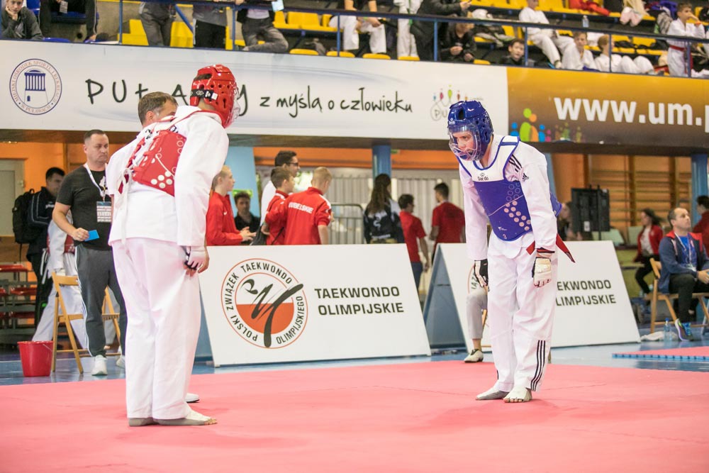 zawodnicy taekwondo przed walką - powitanie skinieniem głowy