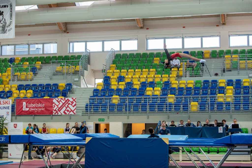 na zdjęciu zawodniczka podczas zawodów w skokach na trampolinie