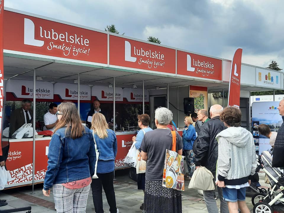 Stoisko promocyjne wojewóztwa lubelskiego podczas targów turystycznych atrakcje regionów