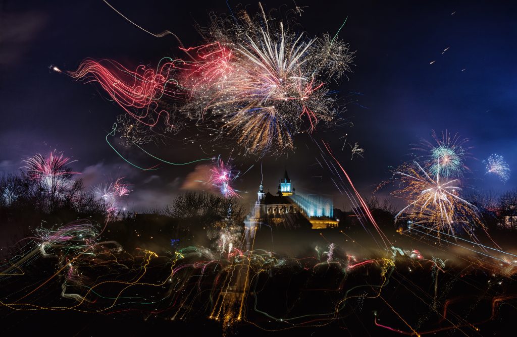 Pokaz fajerwerków nocą nad Zamkiem Lubelskim