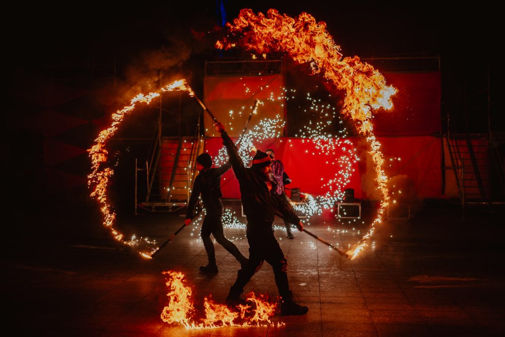 Performance artystów z płonącymi pochodniami