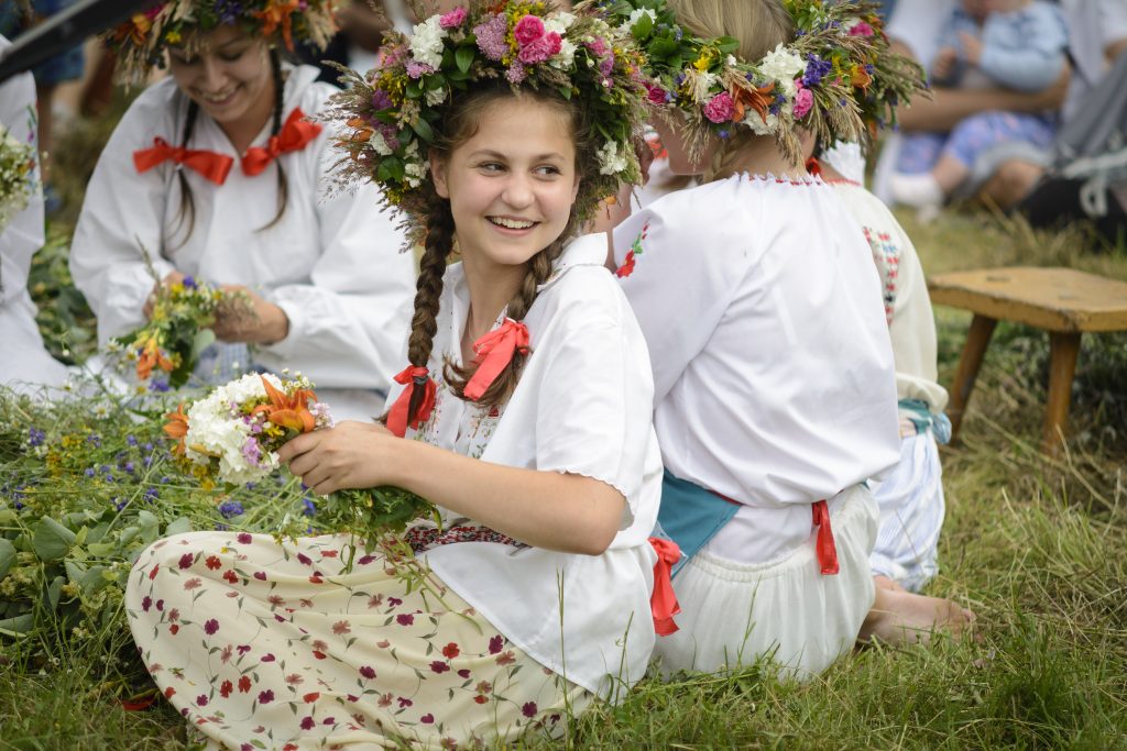 Młoda dziewczyna z wiankiem na głowie