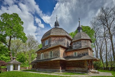 Stary, drewniany budynek cerkwi pod wezwaniem świętego Mikołaja w Hrebenne.