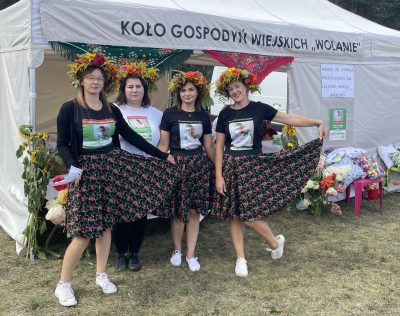Cztery kobiety należące do Koła Gospodyń Wiejskich "Wolanie"